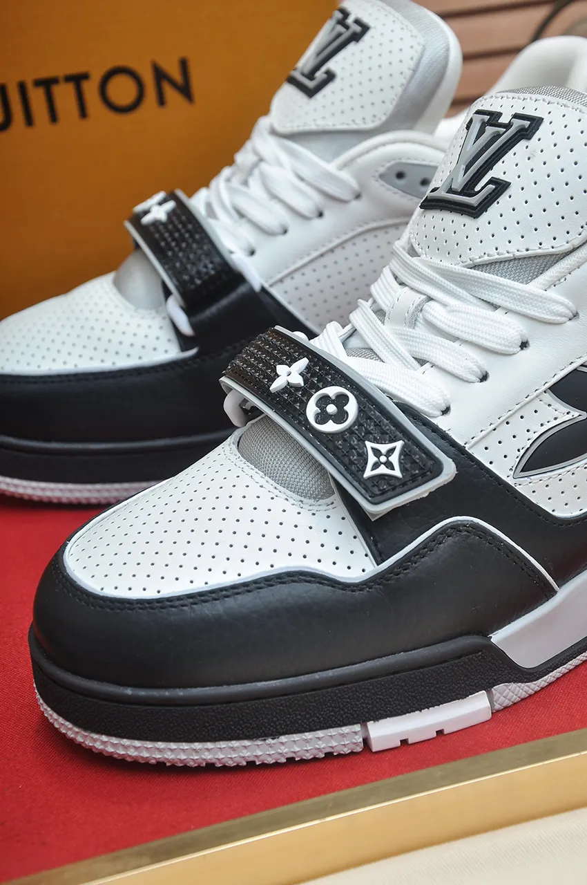 Men's shoes 💰660💶Original development, quality shipping, welcome to compare - LV sneaker series LV Trainer Maxi sneakers introduce the loose silhouette of the ready-to-wear series into the LV Trainer sneaker design written by Virgil Abloh, making an eye-catching appearance in the spring and summer men's wear shows. The cow leather upper is combined with rough fabric laces, and colorful beading highlights the brand's classic elements. LV letters mark the tongue and Monogram floral outsole. Mixed materials Made of first-layer cowhide, wrapped in imported custom-printed denim, thick shoelace design, large Monogram print on the side, "lv 54" badges on the tongue and heel, rubber outsole decorated with Monogram flowers, mesh lining and cotton feet, the comfort is as extreme as ever, premium heritage, quality first, worth owning! Size: Women's 35-39 (customized at 40, non-refundable) Men's 39-45 (customized at 38.46, non-refundable) ♡Full set of packaging with original gift box